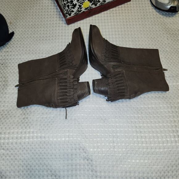 NAUGHTY MONKEY EUC WOMEN'S SIZE  8.5 SWING LOW FRINGE BOOTS - Picture 7 of 12